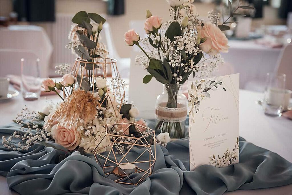 Dekoration aus einem Guss - von der Einladungskarte, über die Platzkarten, die Menükarten bis hin zum Blumenschmuck bekommen Sie von Hochzeitsplanerin Sarah Schötter-Hoffmann ein stimmiges Farbkonzept.