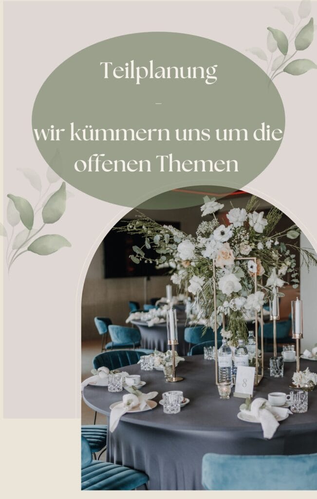 Ein für eine Veranstaltung gedeckter runder Tisch mit eleganten floralen Tafelaufsätzen, Kerzen, Glaswaren und Geschirr. Der deutsche Text darüber lautet: "Teilplanung - wir kümmern uns um die offenen Themen".