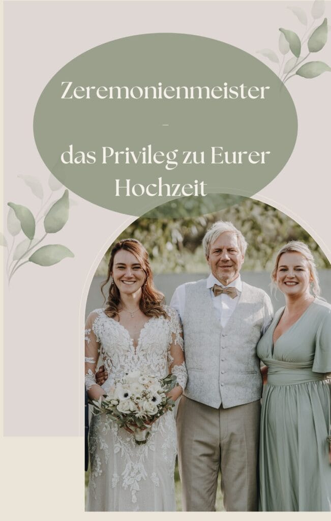 Eine lächelnde Braut mit einem Blumenstrauß in der Hand steht zwischen einem älteren Mann in einer Weste und einer Frau in einem hellgrünen Kleid. Über ihnen steht ein deutscher Text: Zeremonienmeister - das Privileg zu Eurer Hochzeit.